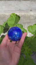 Video laden en afspelen in Gallery-weergave, Esfera de lapislázuli de alta calidad procedente de Afganistán
