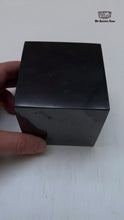 Video laden and afspelen in Gallery-weergave, Shungite cube - 8 cm.
