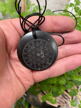 Afbeelding in Gallery-weergave laden, Shungite 'Flower of life' pendant
