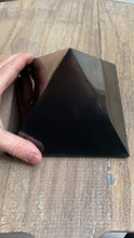 Video laden en afspelen in Gallery-weergave, Shungite Pyramid - 15 cm.
