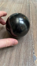 Video laden en afspelen in Gallery-weergave, Boule de Shungite - 7 cm.
