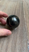 Video laden en afspelen in Gallery-weergave, Boule de Shungite - 5 cm.
