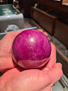 Sphère pure "Rubis" de taille exceptionnelle