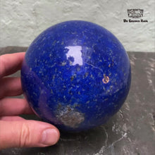 Video laden en afspelen in galerie-weergave, Sphere in 'Lapis Lazuli'
