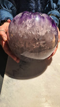 来自巴西的顶级品质紫水晶球体，镶嵌在画廊中。
