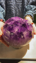 在画廊中播放视频，来自巴西的顶级品质紫水晶球体
