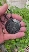 在画廊的视频和图片中，Shungite "生命之花 "吊坠。
