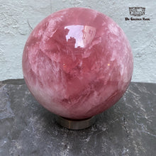 Afbeelding in Gallery-weergave laden, Sphere in 'Rose quartz' from Madagascar.
