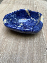 来自安哥拉的深蓝色 "Sodalite "碗（12 x 10厘米）。
