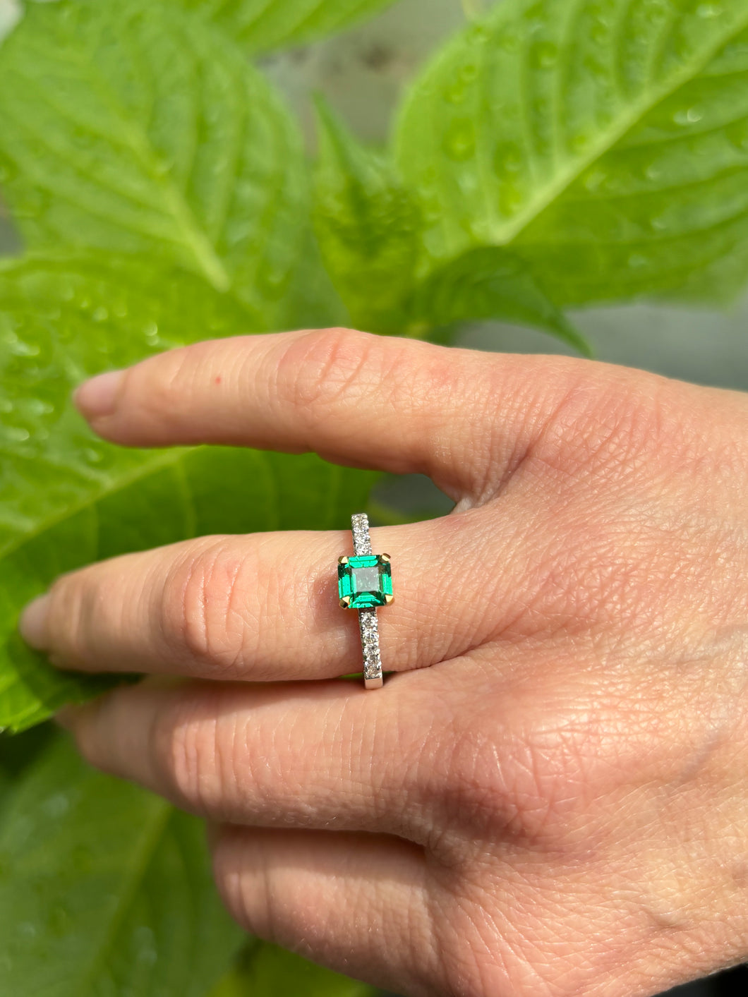 Ring 18ct. white/yellow gold with diamonds and Emerald from Colombia.
