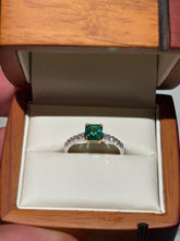 Afbeelding in Gallery-weergave laden, Ring 18ct. white/yellow gold with diamonds and Emerald from Colombia.

