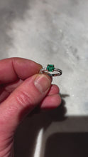 Video laden en afspelen in Gallery-weergave, Ring 18ct. white/yellow gold with diamonds and Emerald from Colombia.
