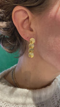 Video laden en afspelen in Gallery-weergave, Moving earrings goldplated silver 925
