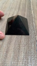 Video laden en afspelen in Gallery-weergave, Shungite Pyramid - 7 cm.
