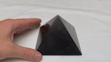 Video laden en afspelen in Gallery-weergave, Shungite pyramid - 10 cm.
