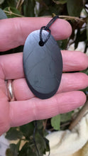 Video laden en afspelen in Gallery-weergave, Shungite ‘Oval’ pendant
