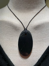 Afbeelding in Gallery-weergave laden, Shungite ‘Oval’ pendant
