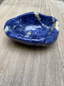Bowl in deepblue  ‘Sodalite’ from Angola (12 x 10 cm.)