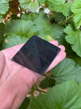 Afbeelding in Gallery-weergave laden, Shungite Pyramid - 7 cm.
